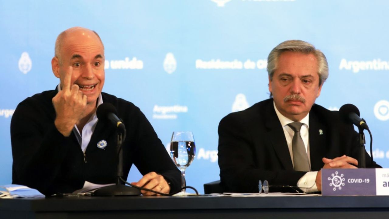 Rodríguez Larreta y Alberto Fernández en 2020, cuando daban conferencias en conjunto.  | Foto:CEDOC