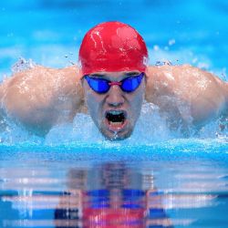 El británico Reece Dunn compitiendo en la final de natación de los 200 metros individuales SM14 durante los Juegos Paralímpicos de Tokio 2020 en el Centro Acuático de Tokio en Tokio. | Foto:Joel Marklund / OIS/IOC / AFP