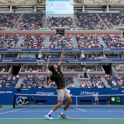 El griego Stefanos Tsitsipas sirve al británico Andy Murray durante su partido de primera ronda de individuales masculinos del US Open de Tenis 2021 en el USTA Billie Jean King National Tennis Center de Nueva York. | Foto:Timothy A. Clary / AFP