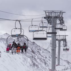 Los 11 medios de elevación y las 30 pistas de esquí de diversos niveles del Centro de Actividades de Montaña (CAM) La Hoya, a 12 kilómetros de Esquel fueron habilitados, como consecuencia de las intensas aunque tardías nevadas que se registran en la zona. | Foto:Télam
