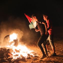 Palestinos se reúnen durante una protesta a lo largo de la valla fronteriza con Israel, al este de Khan Yunis, en el sur de la Franja de Gaza, para exigir el fin del bloqueo de Israel y el derecho de los palestinos a regresar a las tierras de las que huyeron o fueron expulsados cuando se fundó el Estado judío. | Foto:Said Khatib / AFP