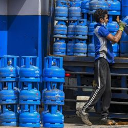 Un trabajador carga garrafas de gas en un camión en Colombo tras la declaración del estado de emergencia en Sri Lanka por la escasez de alimentos, ya que los bancos privados se quedaron sin divisas para financiar las importaciones. | Foto:Ishara S. Kodikara / AFP