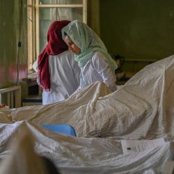 Enfermeras atienden a los pacientes en el hospital Wazir Akbar Khan en Kabul. | Foto:Aamir Qureshi / AFP