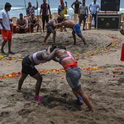 Luchadores participan en un combate del primer nivel nacional de lucha en la playa de la India, organizado por la Federación de Lucha de la India en Mahabalipuram. | Foto:Arun Sankar / AFP