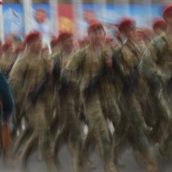 Militares kirguises marchan durante un desfile militar para celebrar el Día de la Independencia en la plaza Ala-Too, en el centro de Bishkek. | Foto:Vyacheslav Oseledko / AFP