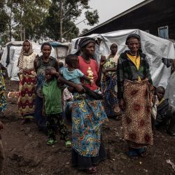 Mujeres frente a sus refugios en el campamento de desplazados de Kayembe, cerca de Goma. | Foto:Guerchom Ndebo / AFP