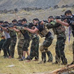 El movimiento de resistencia afgano y las fuerzas de levantamiento antitalibán participan en un entrenamiento militar en la provincia de Panjshir. | Foto:Ahmad Sahel Arman / AFP