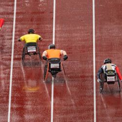 Esta foto muestra a los atletas que compiten en las series de 800 metros masculinos en la competición de atletismo en el Estadio Olímpico durante los Juegos Paralímpicos de Tokio 2020 en Tokio. | Foto:Joel Marklund / OIS/IOC / AFP