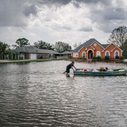 Los residentes mueven un barco a través de un barrio inundado en Barataria, Luisiana. Muchas tiendas permanecen cerradas y los servicios suspendidos, ya que no hay electricidad en toda Nueva Orleans y su región circundante. Ida tocó tierra como huracán de categoría 4 en Luisiana y provocó inundaciones y daños por el viento a lo largo de la costa del Golfo. | Foto:Brandon Bell / Getty Images / AFP