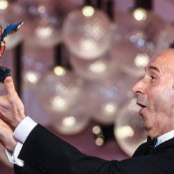 El actor y director italiano Roberto Benigni lanza su León de Oro al aire mientras posa para los fotógrafos después de recibir el León de Oro por su trayectoria, tras la ceremonia de apertura del 78º Festival de Cine de Venecia, en el Lido de Venecia. | Foto:Filippo Monteforte / AFP