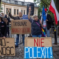 Manifestantes con pancartas en las que se lee  | Foto:Wojtek Radwanski / AFP
