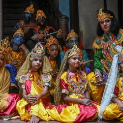 Artistas vestidos con trajes de la deidad hindú Lord Krishna y sus cómplices mitológicos esperan antes de actuar en el marco del festival  | Foto:Dibyangshu Sarkar / AFP