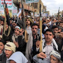 Partidarios musulmanes chiíes de los rebeldes hutíes respaldados por Irán se reúnen para conmemorar el aniversario de la muerte del imán chií Zaid bin Ali en Saná, la capital yemení controlada por los hutíes. | Foto:Mohammed Huwais / AFP