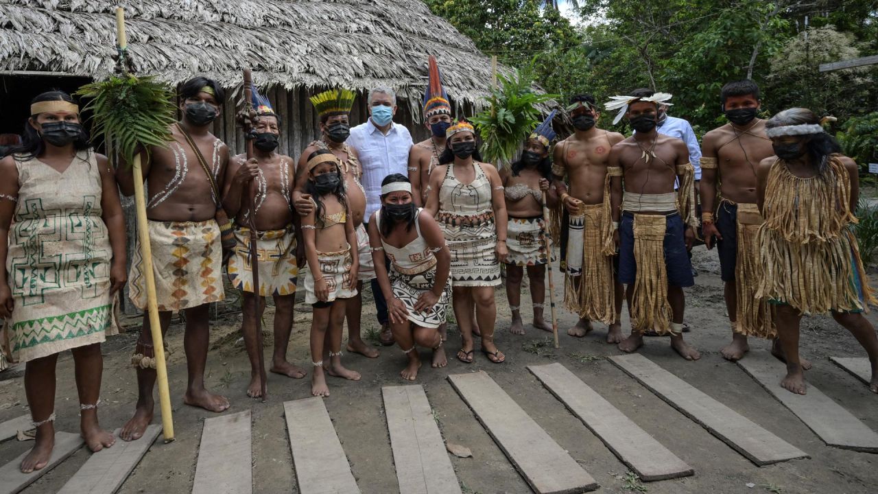 El presidente de Colombia, Iván Duque, posa con indígenas amazónicos tras la Convención Biodiversidad Precop Colombia 2021 en Leticia, Colombia. | Foto:Juan Barreto / AFP