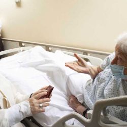 El papa en el hospital, visitando a otros pacientes.  | Foto:CEDOC