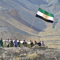 El movimiento de resistencia afgano y las fuerzas de levantamiento antitalibán montan guardia en la cima de una colina en la zona de Astana de Bazarak, en la provincia de Panjshir, ya que entre los focos de resistencia contra los talibanes tras su toma de Afganistán, el mayor se encuentra en el valle de Panjshir. | Foto:Ahmad Sahel Arman / AFP