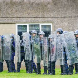 Agentes de la Policía de Escocia participan en una sesión de formación en orden público para preparar la vigilancia de la cumbre climática de la ONU COP26 en el cuartel del ejército de Craigiehall, en Glasgow. | Foto:Jane Barlow / POOL / AFP