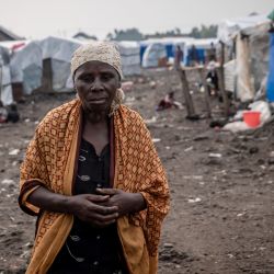 Adolphine Nikuze, de 70 años, una persona desplazada, camina por una calle del campamento de desplazados de Kayembe, cerca de Goma. | Foto:Guerchom Ndebo / AFP