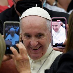 El papa Francisco sale tras su audiencia general semanal en el aula Pablo VI del Vaticano. | Foto:Tiziana FABI / AFP