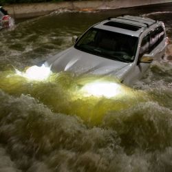 Un automovilista conduce un coche a través de una autopista inundada en Brooklyn, Nueva York, cuando las inundaciones repentinas y las lluvias récord provocadas por los restos de la tormenta Ida arrasaron la zona. | Foto:Ed Jones / AFP