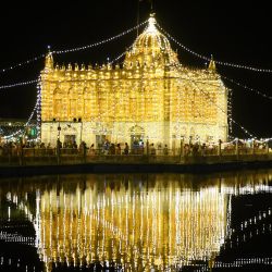 Los devotos visitan el templo Durgiana iluminado en la víspera del festival 'Janmashtami' que marca el nacimiento del dios hindú Krishna, en Amritsar. | Foto:Narinder Nanu / AFP