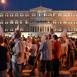 Pensionistas, sindicalistas y médicos protestan frente al perlamento griego en Atenas contra el proyecto de ley de seguridad social que se debate actualmente en el parlamento. | Foto:Louisa Gouliamaki / AFP