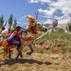 Imagen de un jinete compitiendo durante una carrera de caballos, en la aldea de Gangdan del distrito de Gonggar, en la región autónoma del Tíbet, en el suroeste de China. Un evento anual de carrera de caballos se llevó a cabo en Gangdan para celebrar la próxima temporada de cosecha. | Foto:Xinhua / Jigme Dorje