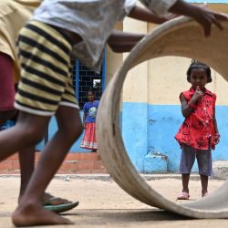 Unos niños juegan en el patio de un preescolar en Chennai después de que el gobierno estatal relajara las normas de bloqueo por el coronavirus Covid-19 para las instituciones educativas, permitiendo a los estudiantes asistir a clases físicas. | Foto:Arun Sankar / AFP