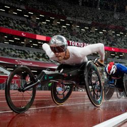 Esta foto muestra al suizo Marcel Hug compitiendo en la final masculina de 800 metros T54 de atletismo en el Estadio Olímpico durante los Juegos Paralímpicos de Tokio 2020 en Tokio. | Foto:Joel Marklund / OIS/IOC / AFP