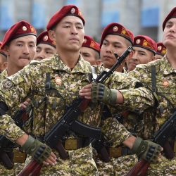 Militares kirguises marchan durante un desfile militar para celebrar el Día de la Independencia en la plaza Ala-Too, en el centro de Bishkek. | Foto:Vyacheslav Oseledko / AFP