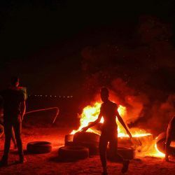 Palestinos queman neumáticos durante una protesta a lo largo de la valla fronteriza con Israel, al este de la ciudad de Gaza, en el centro de la Franja de Gaza, para exigir el fin del bloqueo de Israel y el derecho de los palestinos a regresar a las tierras de las que huyeron o fueron expulsados cuando se fundó el Estado judío. | Foto:Mohammed Abed / AFP