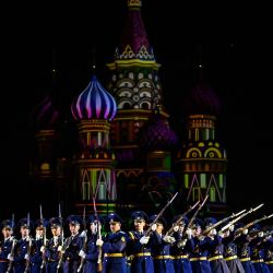 Los participantes actúan durante la ceremonia de apertura del Festival Internacional Militar y Musical de la Torre Spasskaya en la Plaza Roja de Moscú. | Foto:Kirill Kudryavtsev / AFP
