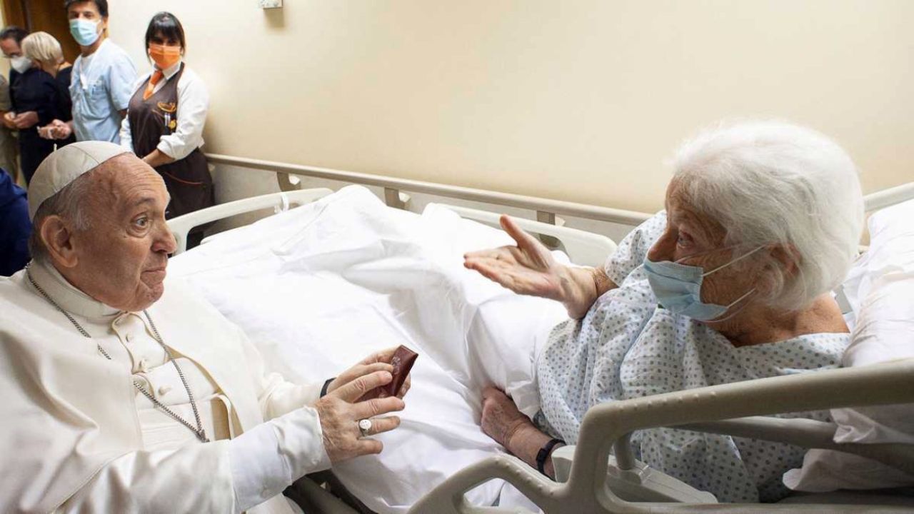 El papa en el hospital, visitando a otros pacientes.  | Foto:CEDOC