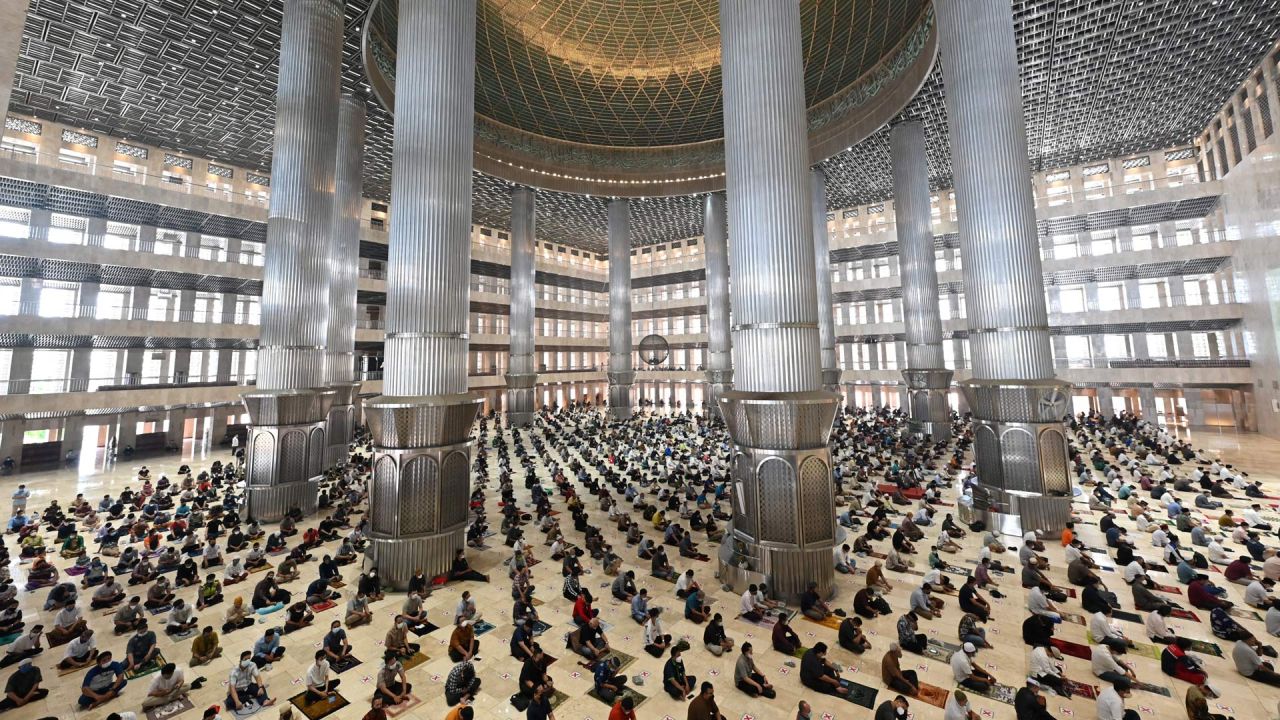 Los musulmanes realizan la oración con distanciamiento físico en la mezquita Istiqlal de Yakarta. | Foto:Adek Berry / AFP