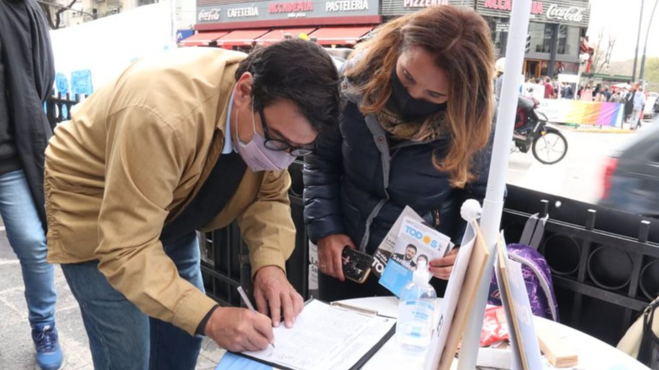 El ministro de Trabajo, Claudio Moroni, repartió boletas en el barrio porteño de Palermo.