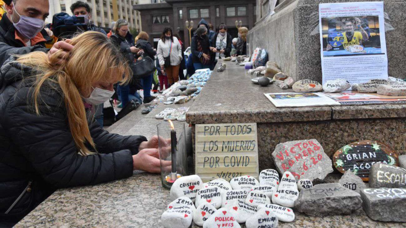 Plaza de Mayo: realizaron una nueva Marcha de las Piedras por los fallecidos de coronavirus.