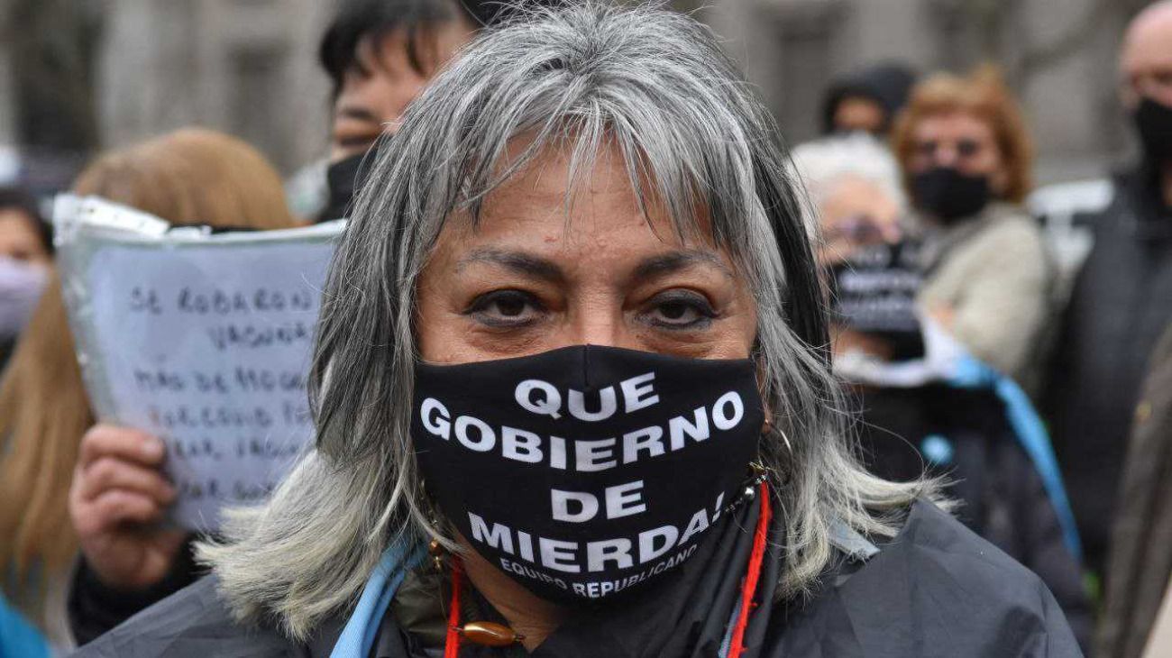 Plaza de Mayo: realizaron una nueva Marcha de las Piedras por los fallecidos de coronavirus.