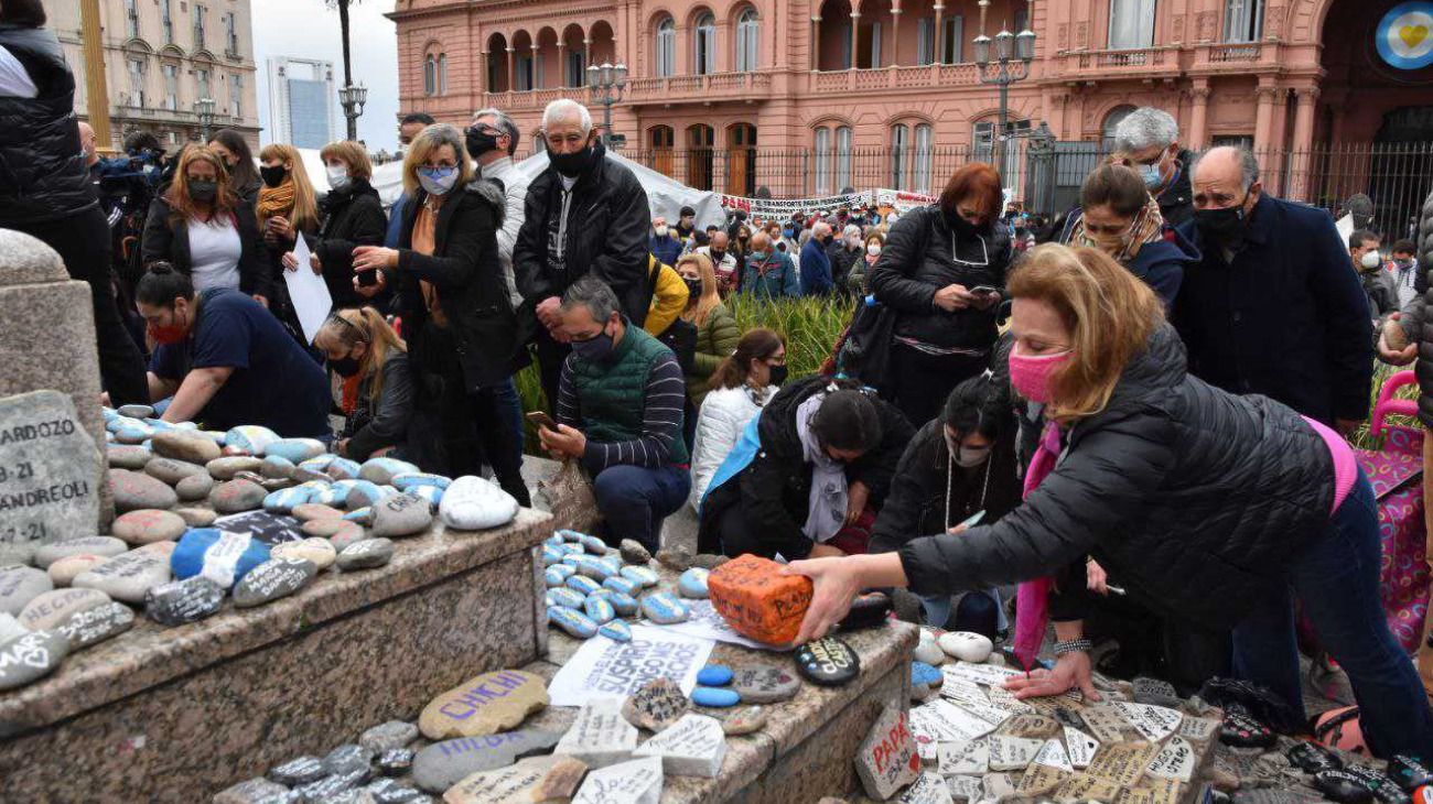 Plaza de Mayo: realizaron una nueva Marcha de las Piedras por los fallecidos de coronavirus.