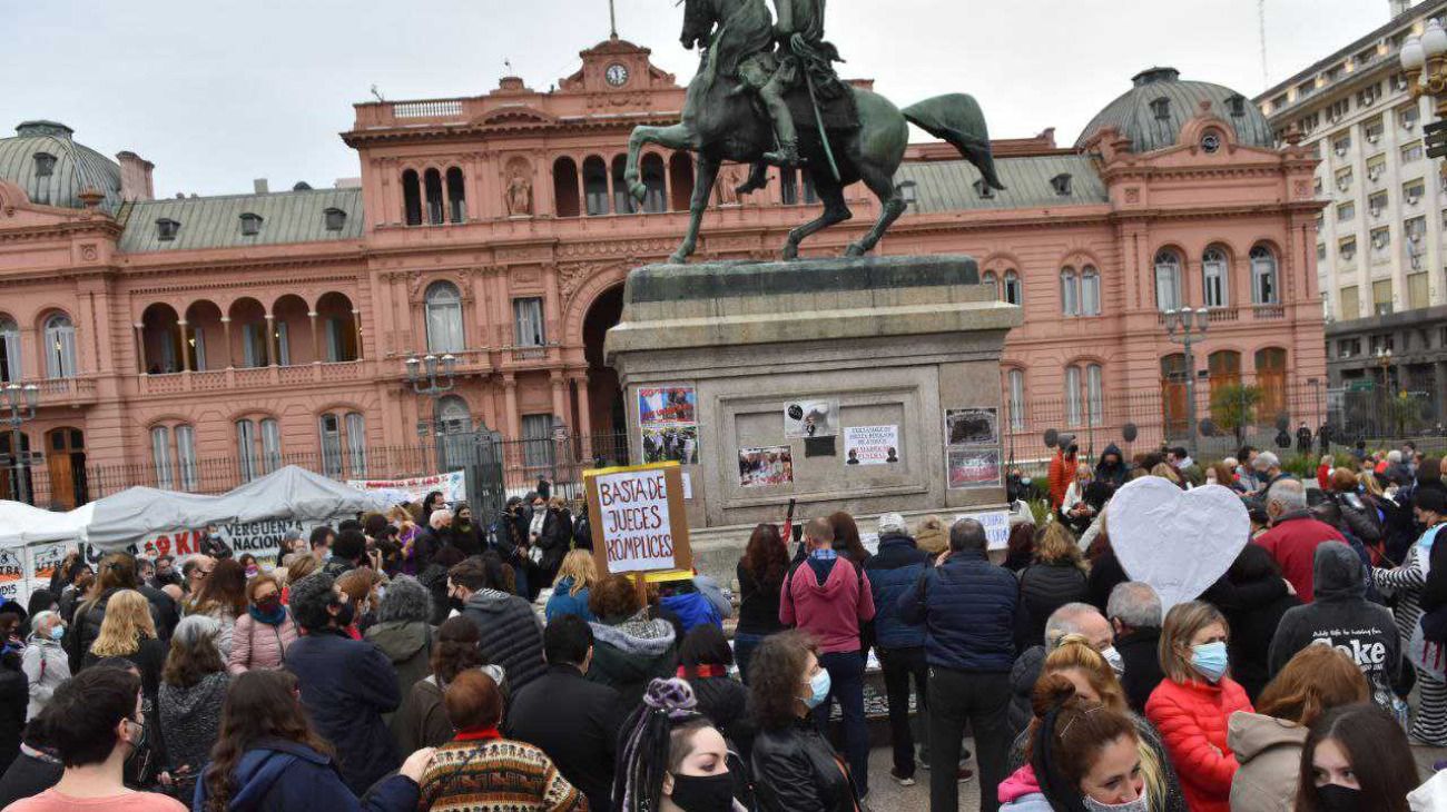 Plaza de Mayo: realizaron una nueva Marcha de las Piedras por los fallecidos de coronavirus.