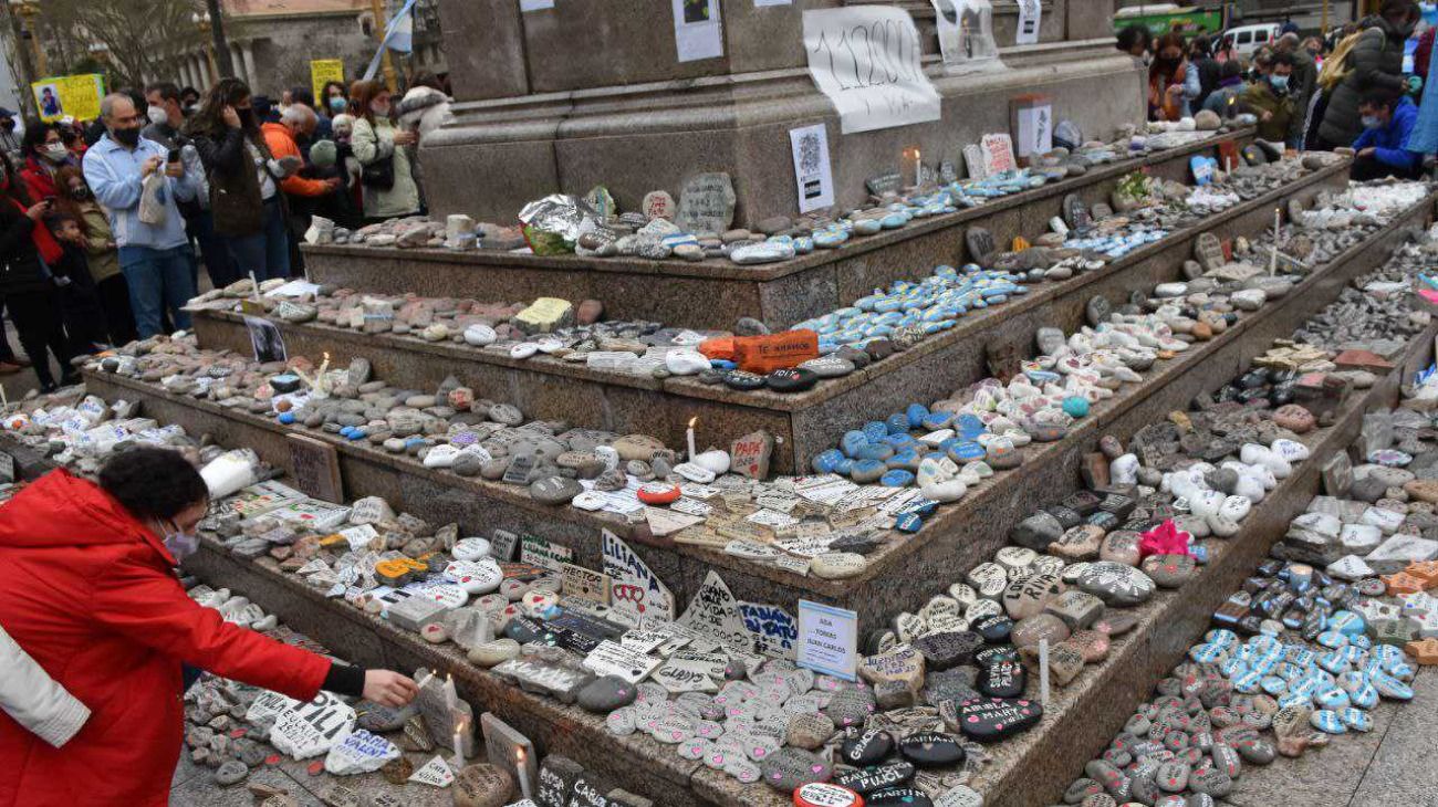 Plaza de Mayo: realizaron una nueva Marcha de las Piedras por los fallecidos de coronavirus.