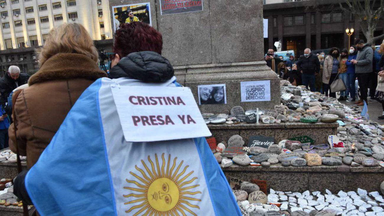 Plaza de Mayo: realizaron una nueva Marcha de las Piedras por los fallecidos de coronavirus.