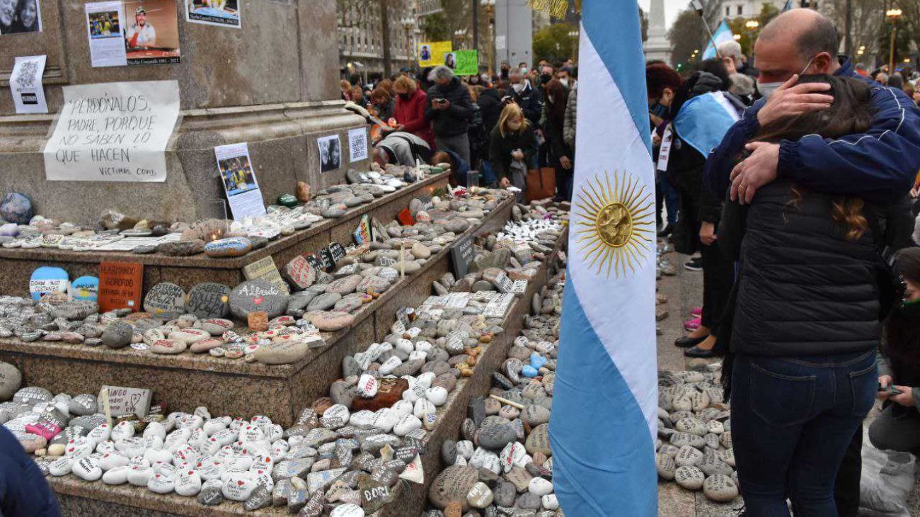 Plaza de Mayo: realizaron una nueva Marcha de las Piedras por los fallecidos de coronavirus.