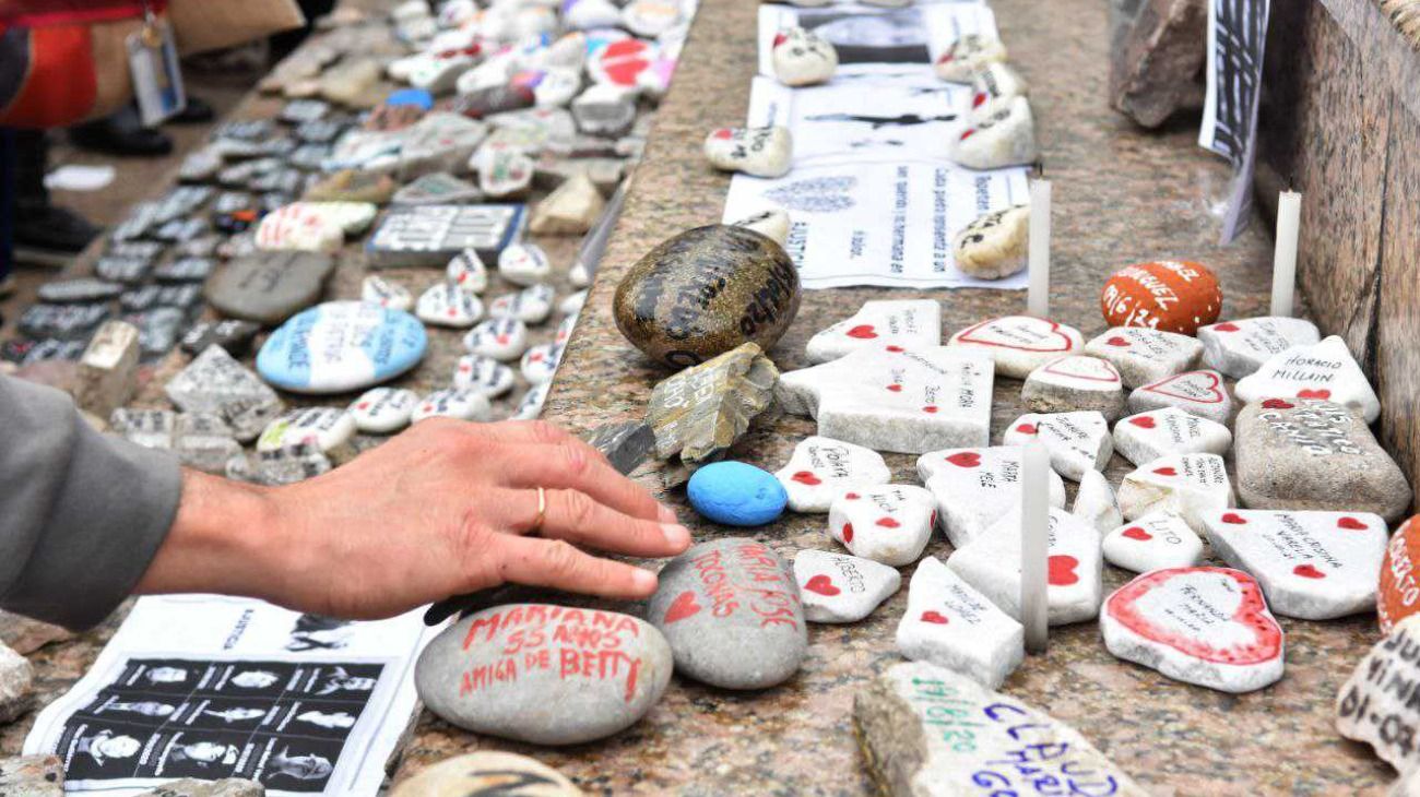 Plaza de Mayo: realizaron una nueva Marcha de las Piedras por los fallecidos de coronavirus.