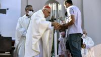 El delegado papal, cardenal Luis Héctor Villalba, recibe las reliquias de Mamerto Esquiú, en la ceremonia de su beatificación en Catamarca.