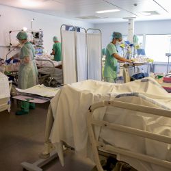 Trabajadores del personal médico atienden a pacientes de Covid-19 bajo asistencia respiratoria en una sala de recuperación de operaciones transformada en una sala de cuidados intensivos de 24 camas, que actualmente alberga a 16 pacientes, en el hospital Centre Hospitalier de Polynesie Francaise, en Pirae. | Foto:Suliane Favennec / AFP
