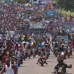 La gente celebra en las calles con miembros de las fuerzas armadas de Guinea tras la detención del presidente de Guinea, Alpha Conde, en un golpe de estado en Conakry. | Foto:Cellou Binani / AFP