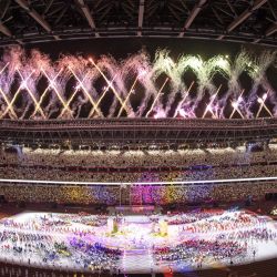 Los fuegos artificiales iluminan el cielo durante la ceremonia de clausura de los Juegos Paralímpicos de Tokio 2020 en el Estadio Olímpico de Tokio. | Foto:Charly Triballeau / AFP