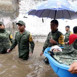 Miembros del Ejército mexicano rescatan a personas que quedaron atrapadas en casas inundadas tras las fuertes lluvias en Tlaquepaque, estado de Jalisco, México. | Foto:Ulises Ruiz / AFP
