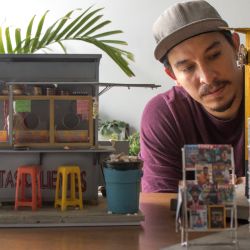 Yosafat Delgado, diseñador gráfico de 34 años de edad, observa sus trabajos en miniaturas, en la Ciudad de México, capital de México. Yosafat se quedó sin trabajo debido a la pandemia de la enfermedad del nuevo coronavirus (COVID-19), su antigua profesión era construir sets para la industria cinematográfica y ahora decidió seguir trabajando pero a manera de pasatiempo y en tamaño miniatura. Principalmente se dedica a recrear los oficios tradicionales de México con la meta de poder exponer sus piezas en diferentes países y que no se pierda esa parte de la cultura mexicana. | Foto:Xinhua / Salvador Chávez