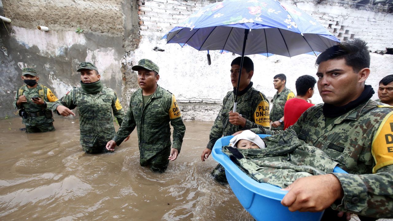 Miembros del Ejército mexicano rescatan a personas que quedaron atrapadas en casas inundadas tras las fuertes lluvias en Tlaquepaque, estado de Jalisco, México. | Foto:Ulises Ruiz / AFP